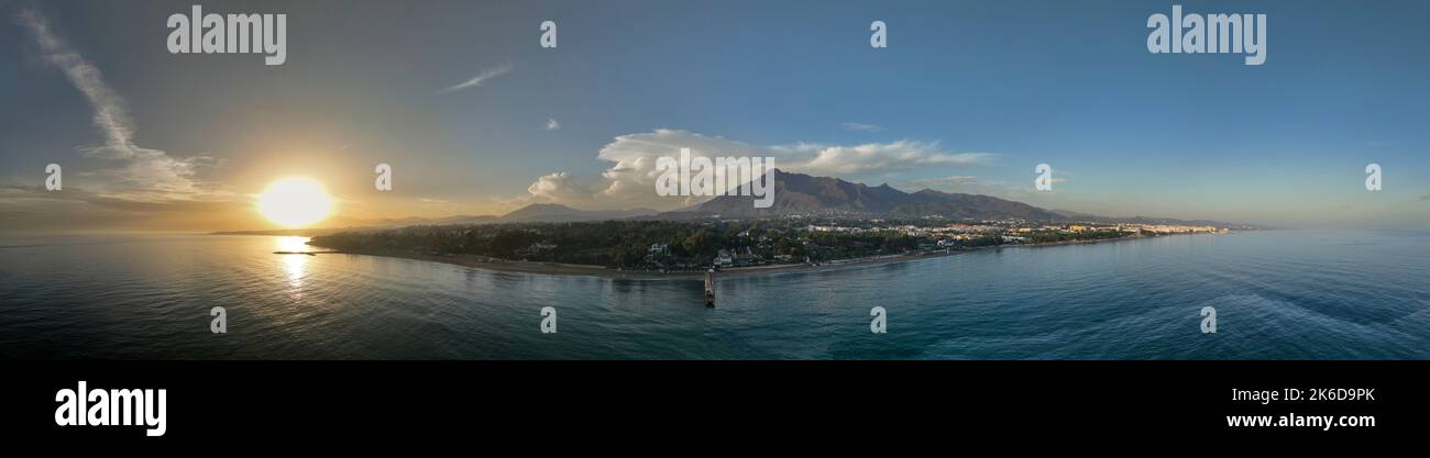 Vista sulla splendida costa della città di Marbella, Spagna Foto Stock