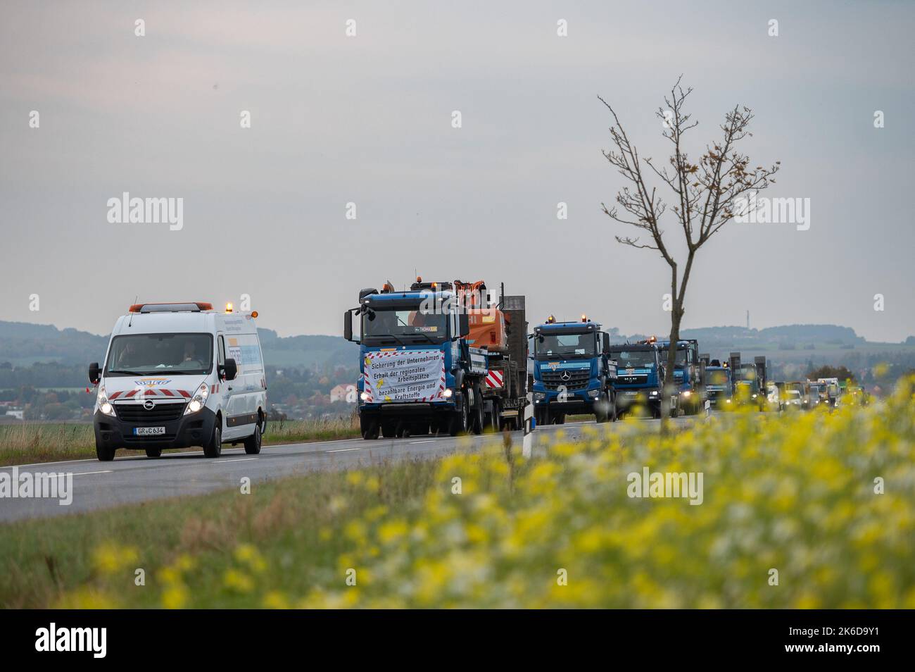 13 ottobre 2022, Sassonia, Löbau: Autocarri, furgoni e automobili guidano in una parata verso Zittau. Gli imprenditori delle piccole e medie imprese protestano contro gli attuali prezzi dell'energia. Nel quartiere di Görlitz c'erano quattro corsos sulla strada. Foto: Paul Glaser/dpa Foto Stock