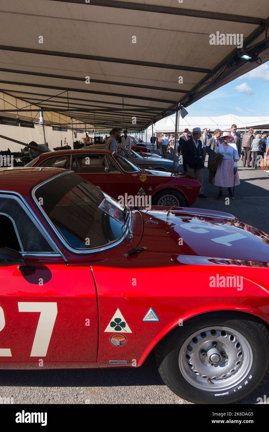 A 1965 rosso Alfa Romeo Giulia Sprint GTA St Mary's Trophy, partecipante al paddock, Revival Meeting, circuito automobilistico Goodwood, Chichester, UK Foto Stock