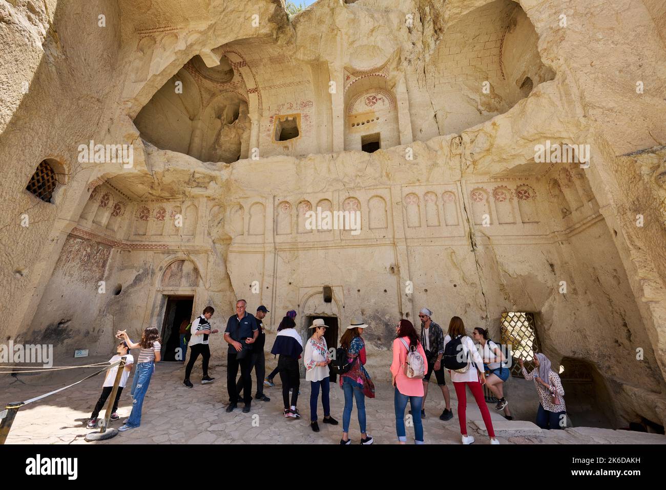 Collassato esterno della chiesa sotterranea in Goreme museo all'aperto, Cappadocia, Anatolia, Turchia Foto Stock