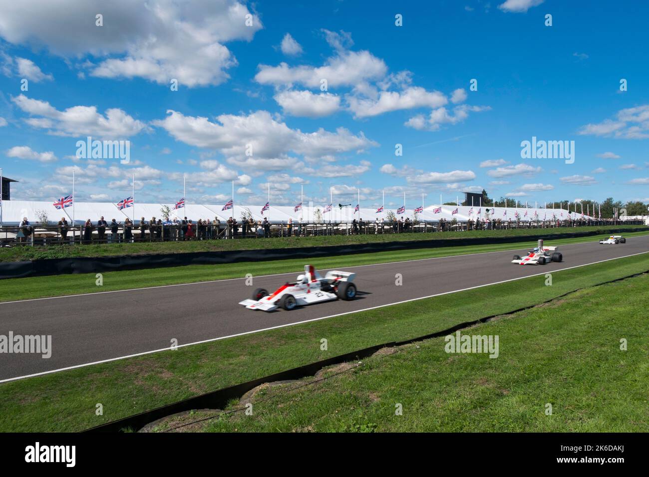 Per festeggiare i 60 anni trascorsi da quando Graham Hill ha vinto il suo primo titolo di Formula uno, alcune delle vetture della sua illustre carriera sono scesi in pista, Goodwood, Regno Unito Foto Stock