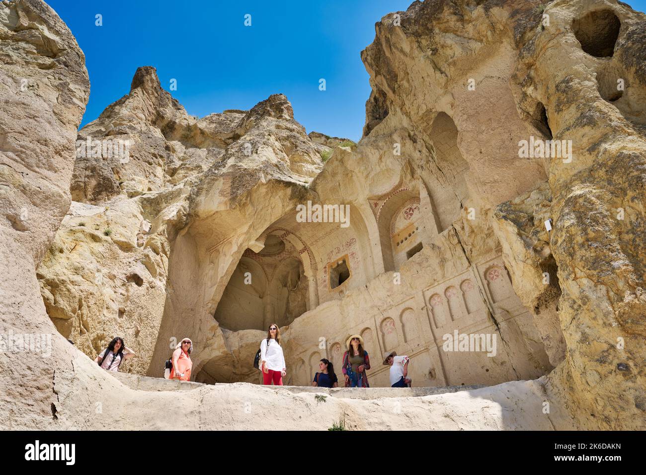 Collassato esterno della chiesa sotterranea in Goreme museo all'aperto, Cappadocia, Anatolia, Turchia Foto Stock