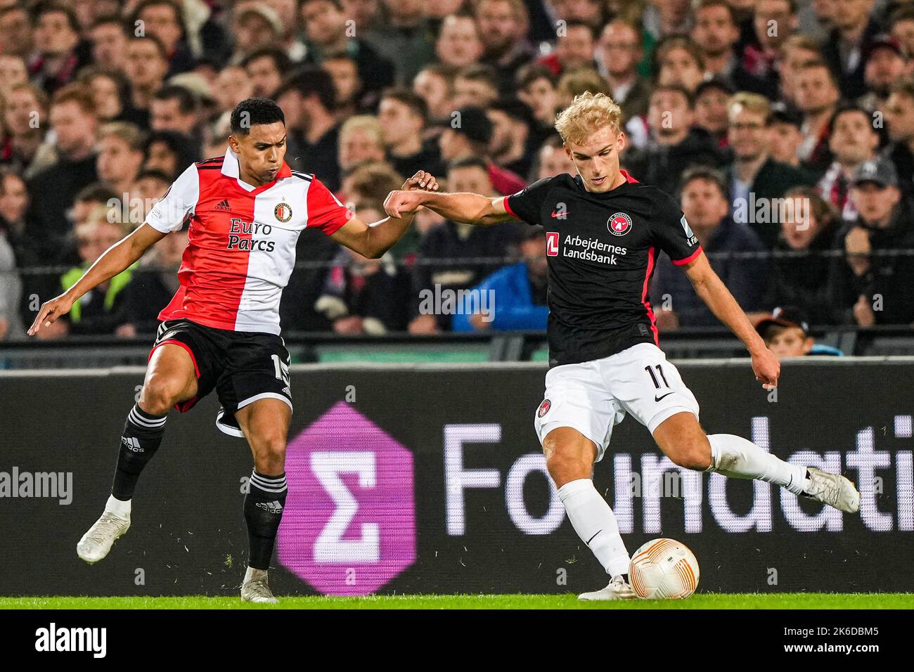 Rotterdam, Paesi Bassi.13 ottobre 2022, Rotterdam, Paesi Bassi.13 ottobre 2022, Rotterdam - Marcos Lopez di Feyenoord, Gustav Isaksen di FC Midtjylland durante la partita tra Feyenoord e FC Midtjylland allo Stadion Feijenoord De Kuip il 13 ottobre 2022 a Rotterdam, Paesi Bassi. (Da Box a Box Pictures/Tom Bode) Foto Stock