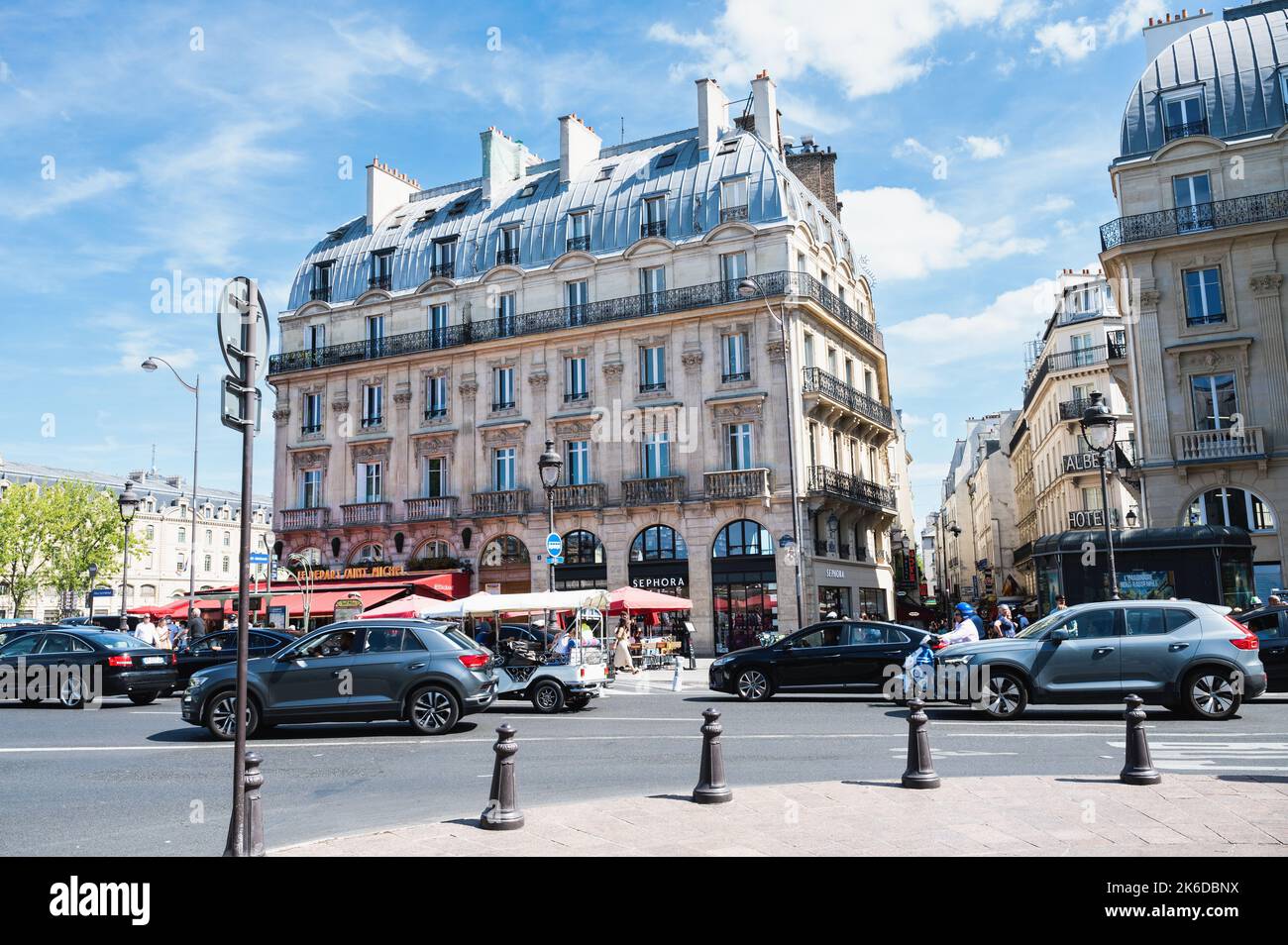 Parigi, Francia - Agosto 27 2022: Place Saint-Michel nel 6th ° arrondissement di Parigi, Francia. Auto, popoli e turisti per la strada di Parigi Foto Stock