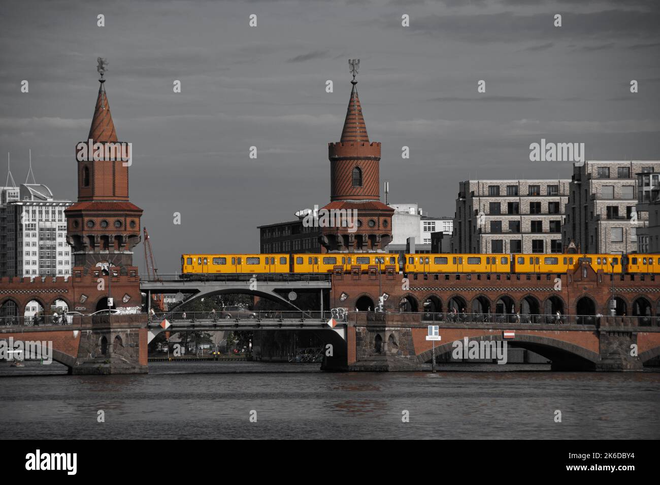 Berlino, Germania 29 giugno 2022, il famoso ponte Oberbaum con una metropolitana gialla Foto Stock