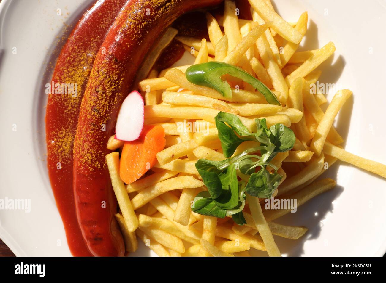 deliziosa salsiccia con patatine fritte e salsa al curry Foto Stock