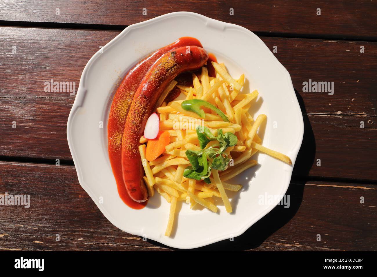 deliziosa salsiccia con patatine fritte e salsa al curry Foto Stock