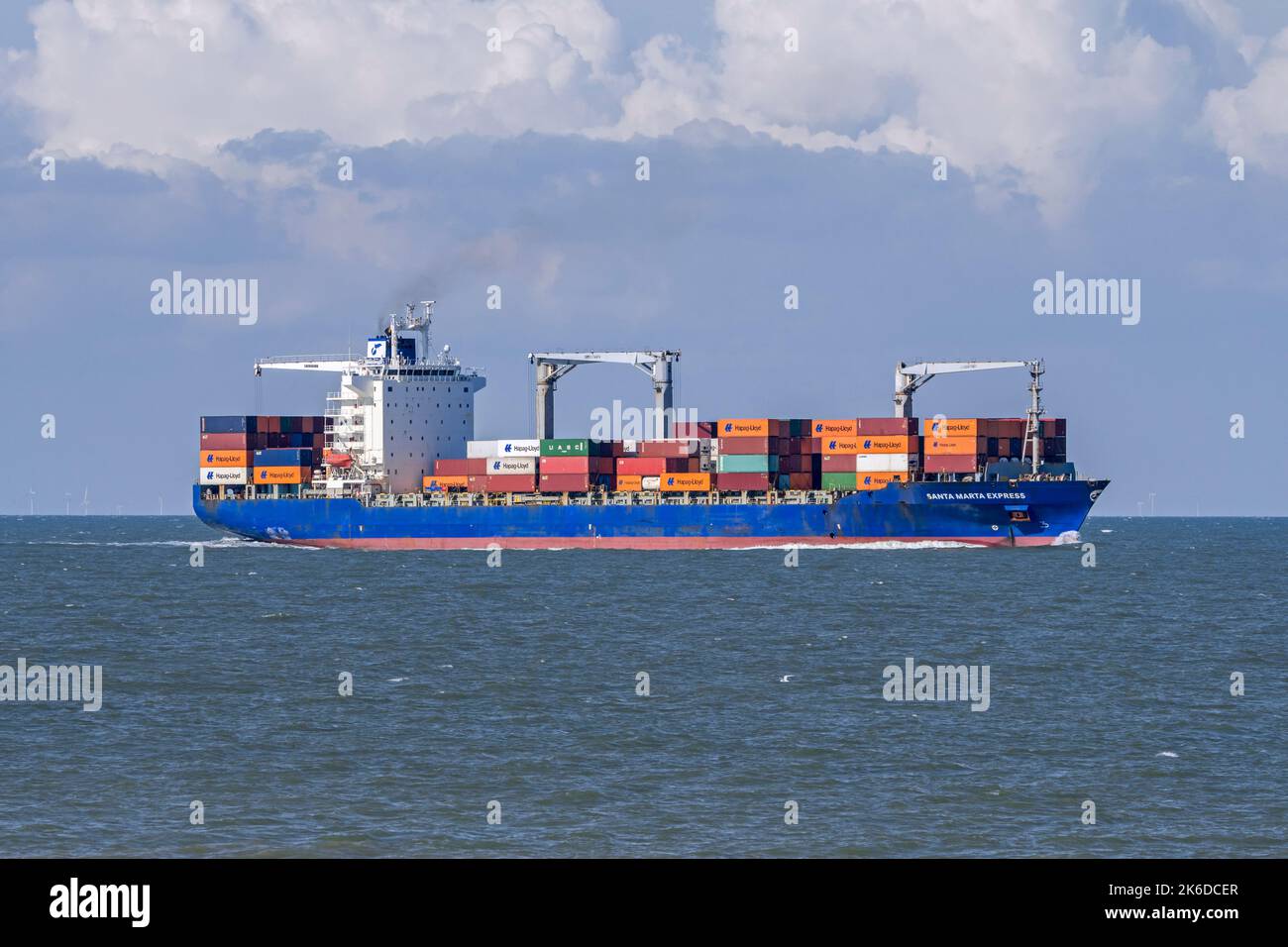 Nave container cinese / container Santa Marta Express caricata con container sul Mare del Nord, nave da carico che naviga sotto bandiera di Hong Kong, Cina Foto Stock