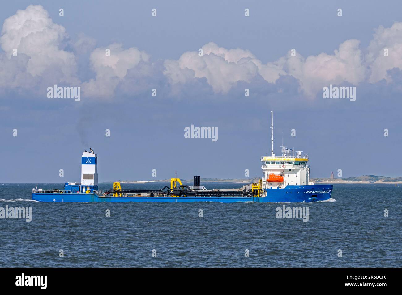 Draga a ventosa / TSHD Krakesandt vela Scheldt / Westerschelde occidentale lungo Vlissingen, Zeeland, Paesi Bassi Foto Stock
