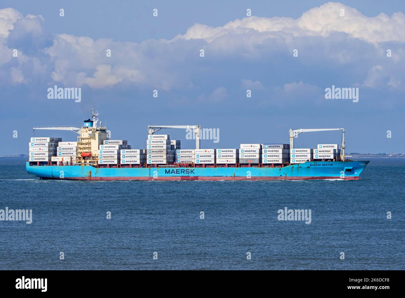 Nave container / containership Maersk Neston caricata con container sul Mare del Nord, nave da carico che naviga sotto bandiera di Singapore Foto Stock