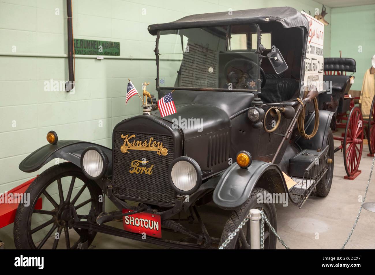 Kinsley, Kansas - l'Edwards County Historical Society Museum comprende una casa di zolle, macchinari antichi e altri manufatti storici. A 1918 modello T. Foto Stock