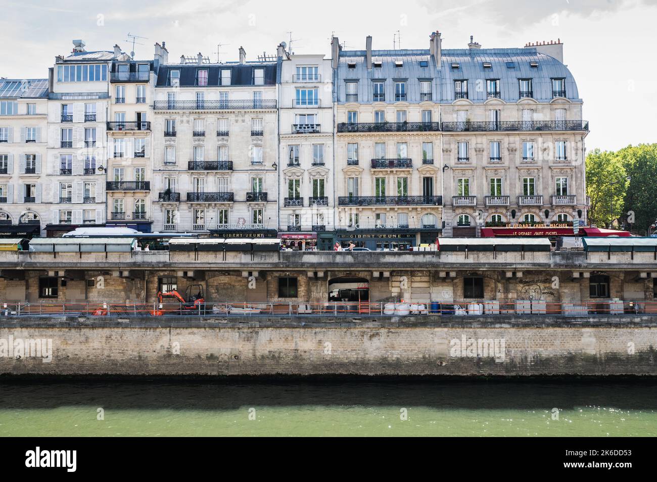 Parigi, Francia - Agosto 27 2022: Vista degli edifici in Place Saint-Michel, una piazza pubblica nel quartiere Latino, Parigi dalla barca attraverso il fiume Foto Stock
