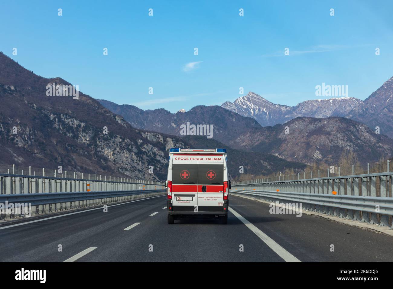 Croce Rossa Italiana (Croce Rossa Italiana) auto ambulanza Foto Stock
