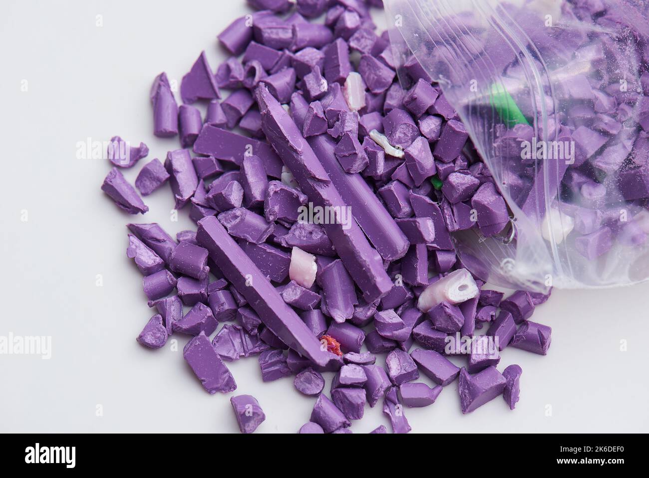 recenti prodotti in plastica fresata per il processo di riciclaggio Foto Stock