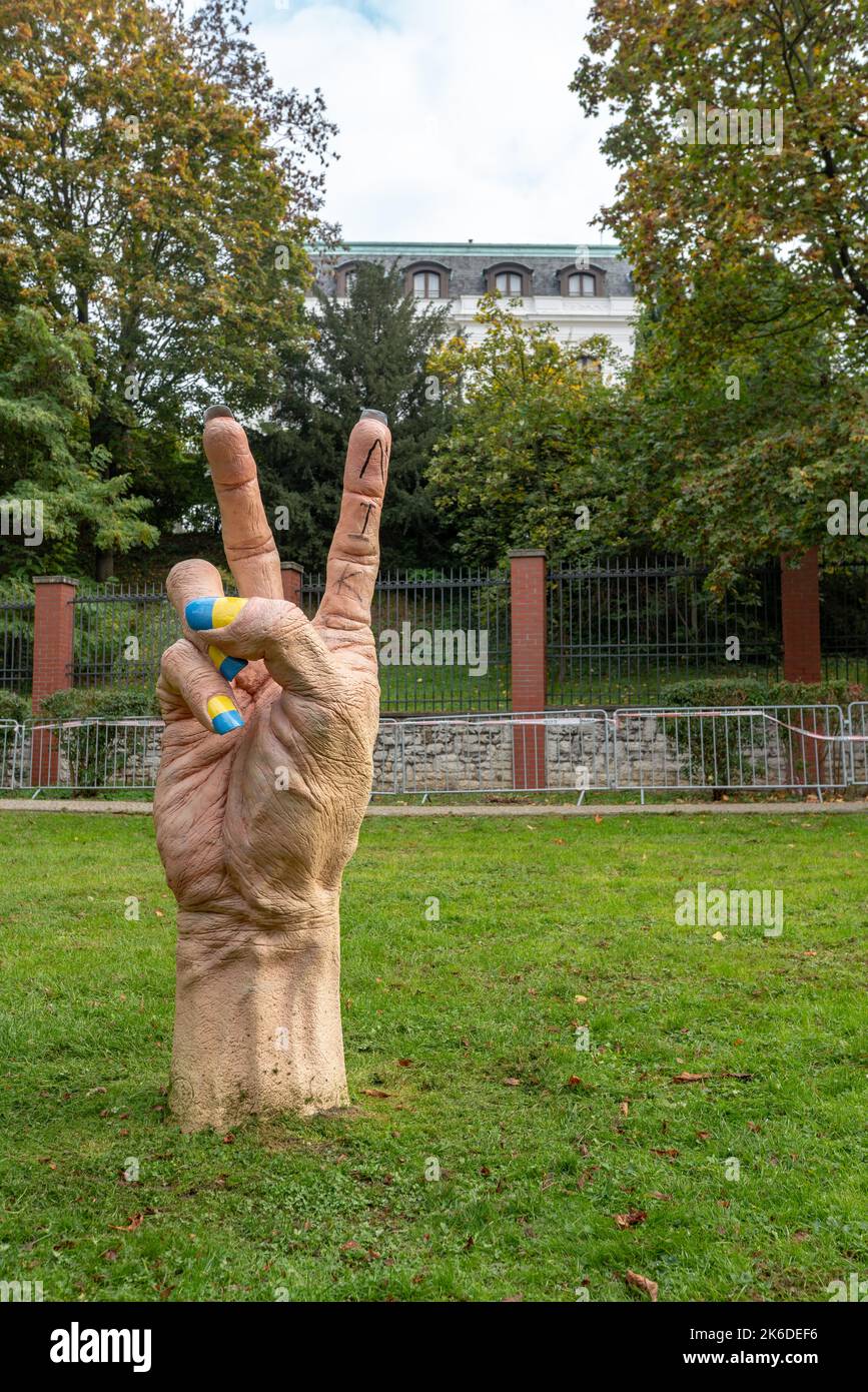 Scultura pubblica - mano con unghie di colore ucraino, con un gesto eroico 'V', puntato verso l'ambasciata russa a Praga. Lavoro di Jan Slovenčík. Foto Stock