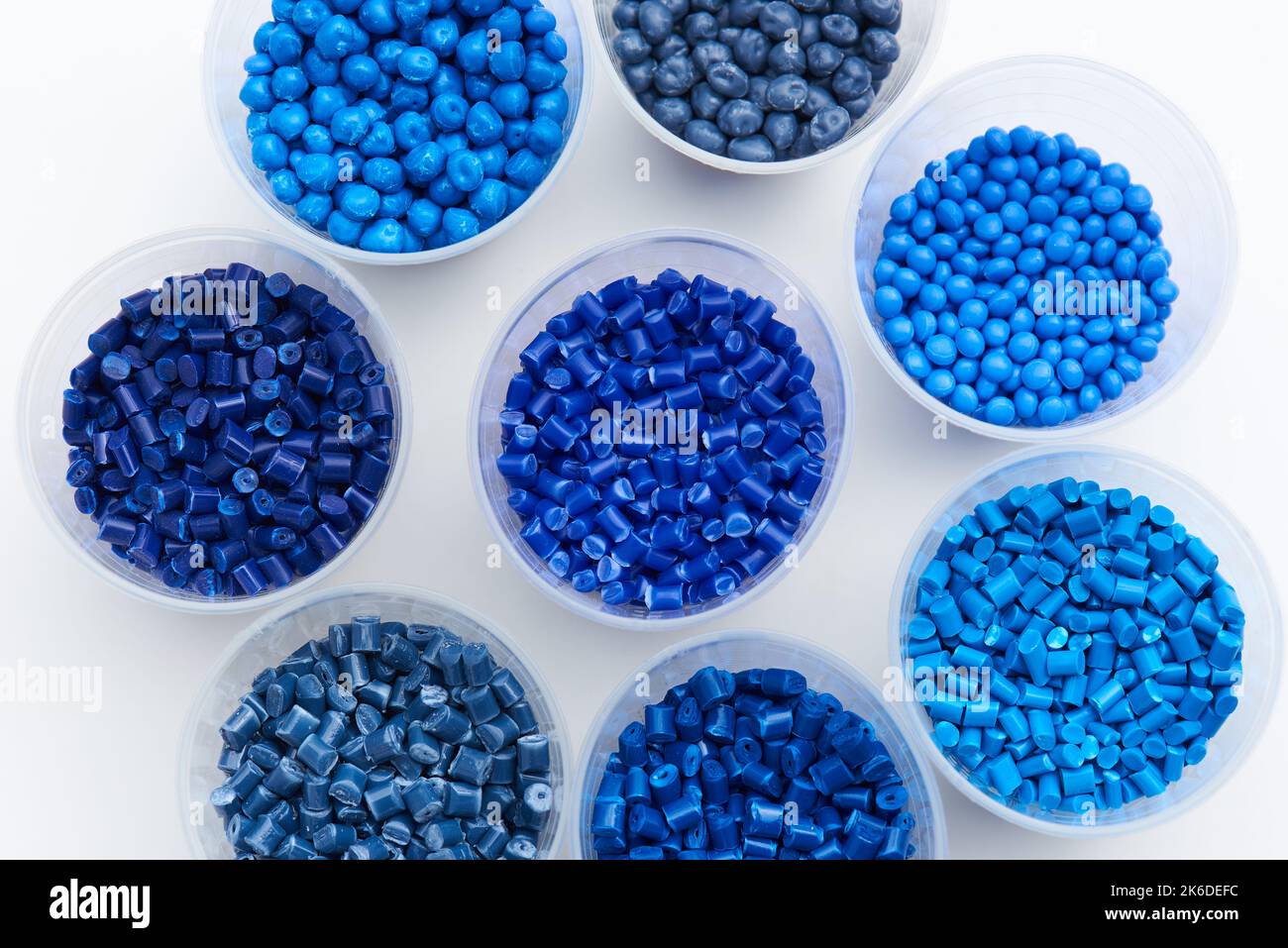 diversi granulati di resina plastica blu per il processo di stampaggio ad iniezione in diversi tipi di granulato Foto Stock