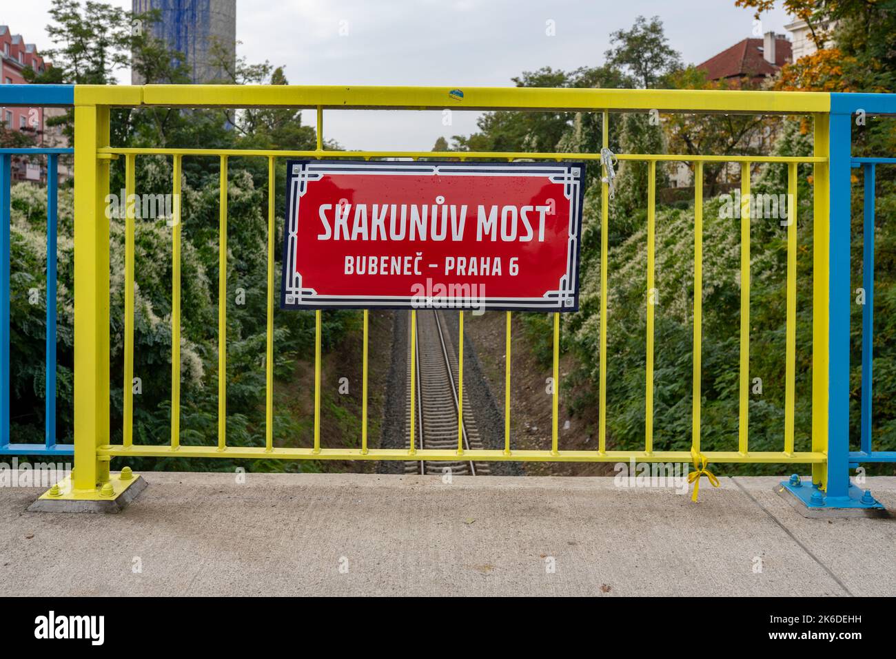 Cartello stradale 'Skakun Bridge' (in ceco) sulla ringhiera di Praga. Dipinto in colori ucraini. Prende il nome da Vitalii Skakun, eroe di guerra ucraino del 2022. Foto Stock