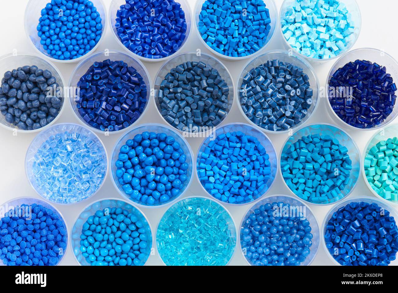 diversi granulati di resina plastica blu per il processo di stampaggio ad iniezione in diversi tipi di granulato Foto Stock