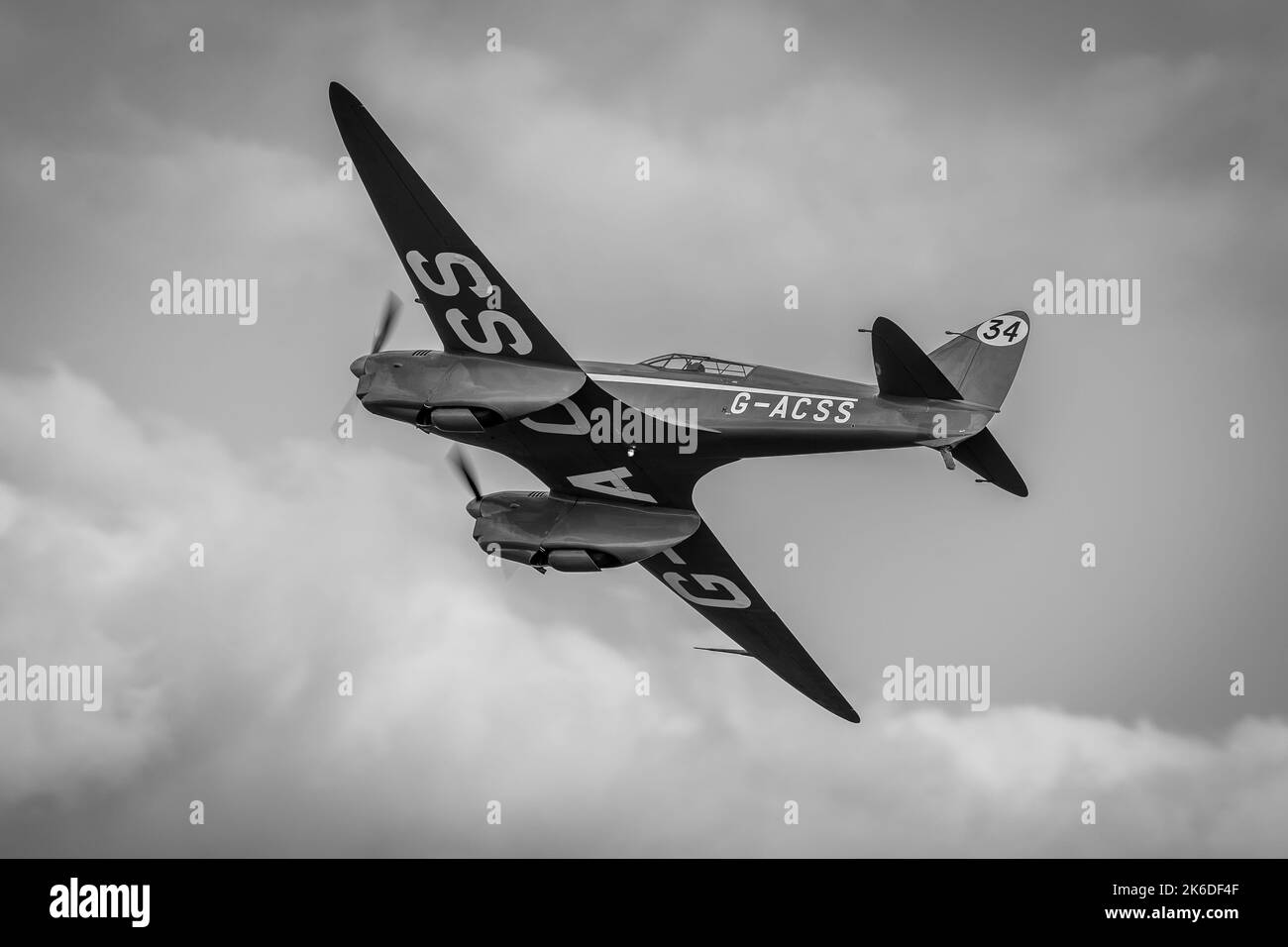 De Havilland DH.88 velivolo da corsa Comet aerotrasportato al Race Day Airshow tenutosi all'Old Warden Aerodromo di Shuttleworth il 2nd ottobre 2022 Foto Stock