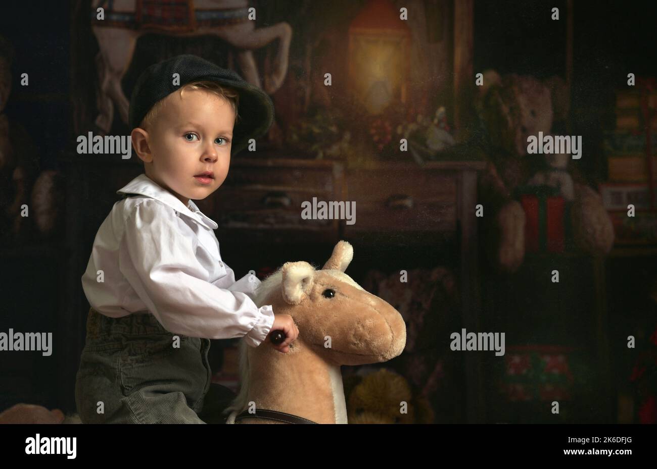 Piccolo ragazzo equitazione giocattolo pony carta di Natale Foto Stock