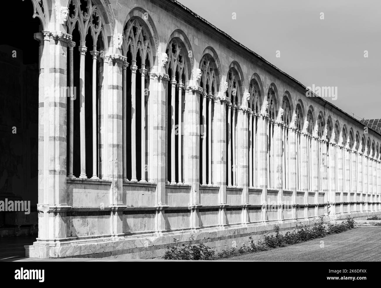 Foto in bianco e nero che mostra la facciata esterna gotica della basilica cattolica di Pisa Foto Stock