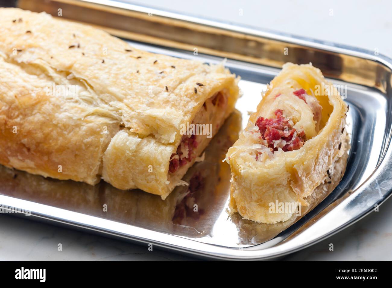 pasta croccante ripiena di carne affumicata e cavolo asino Foto Stock