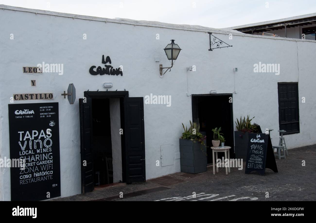 Street Scene, Teguise, Lanzarote, Isole Canarie. Teguise fu la capitale di Lanzarote fino al 1852 ed è immersa nella storia. Per secoli Lanzarote Foto Stock