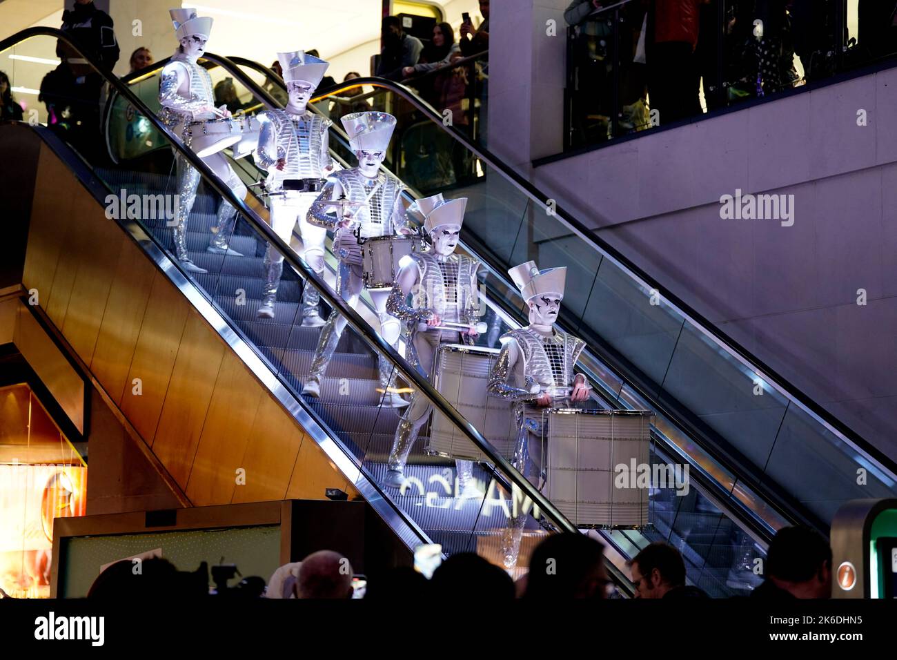 Artisti del Trinity Center di Leeds come parte della Light Night Leeds, il più grande festival annuale di arti e luci del Regno Unito. Data immagine: Giovedì 13 ottobre 2022. Foto Stock