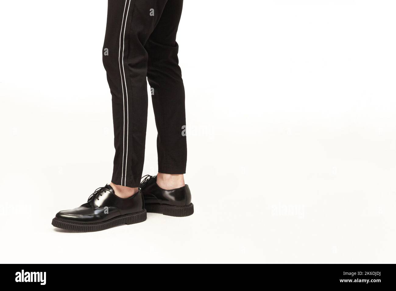 Giovane uomo in abito elegante, scarpe nere in piedi isolato su sfondo bianco Foto Stock