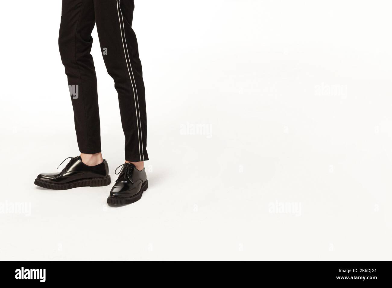 Giovane uomo in abito elegante, scarpe nere in piedi isolato su sfondo bianco Foto Stock