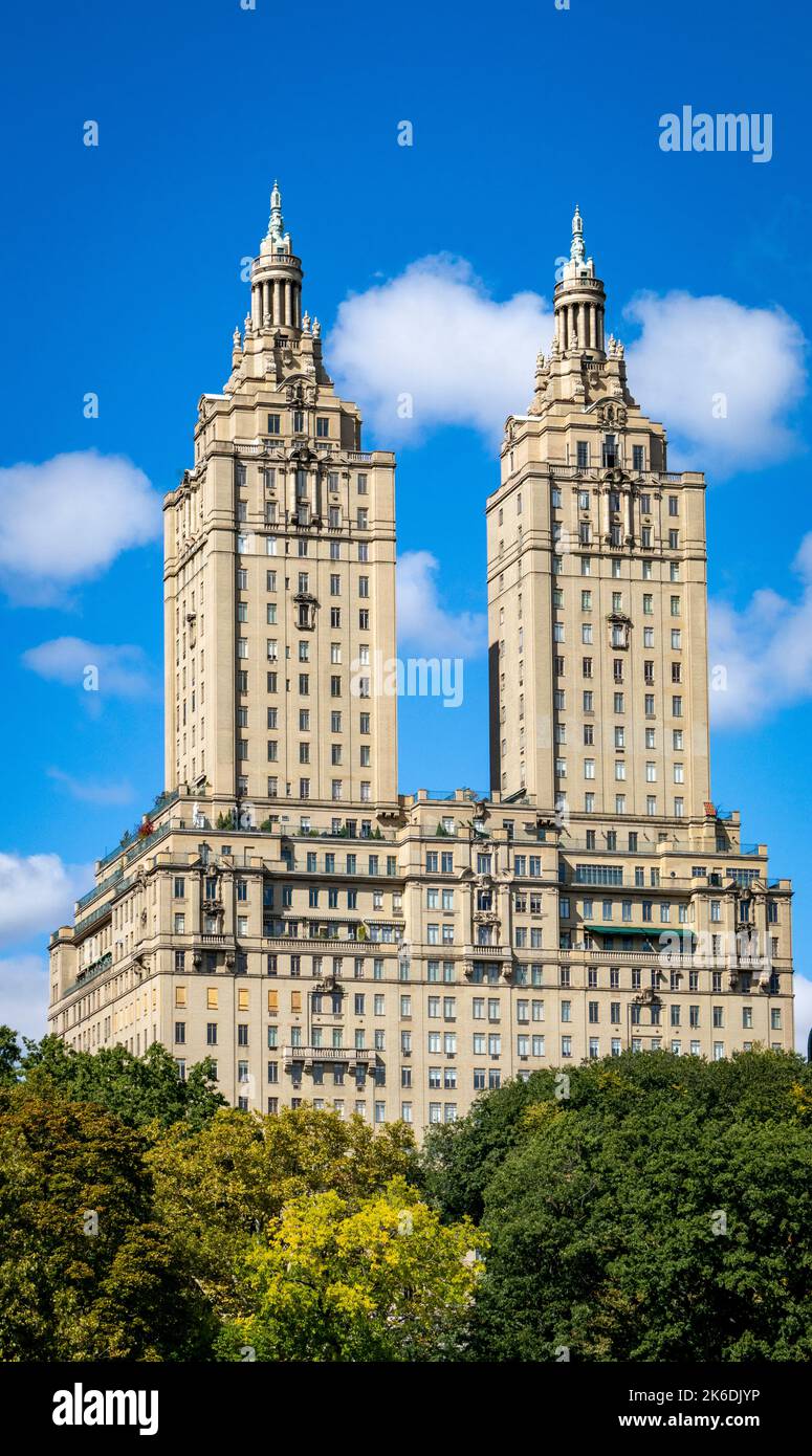 L'edificio cooperativo di appartamenti di San Remo visto dall'altra parte del Ramble e del Lago in Central Park, New York City, USA Foto Stock