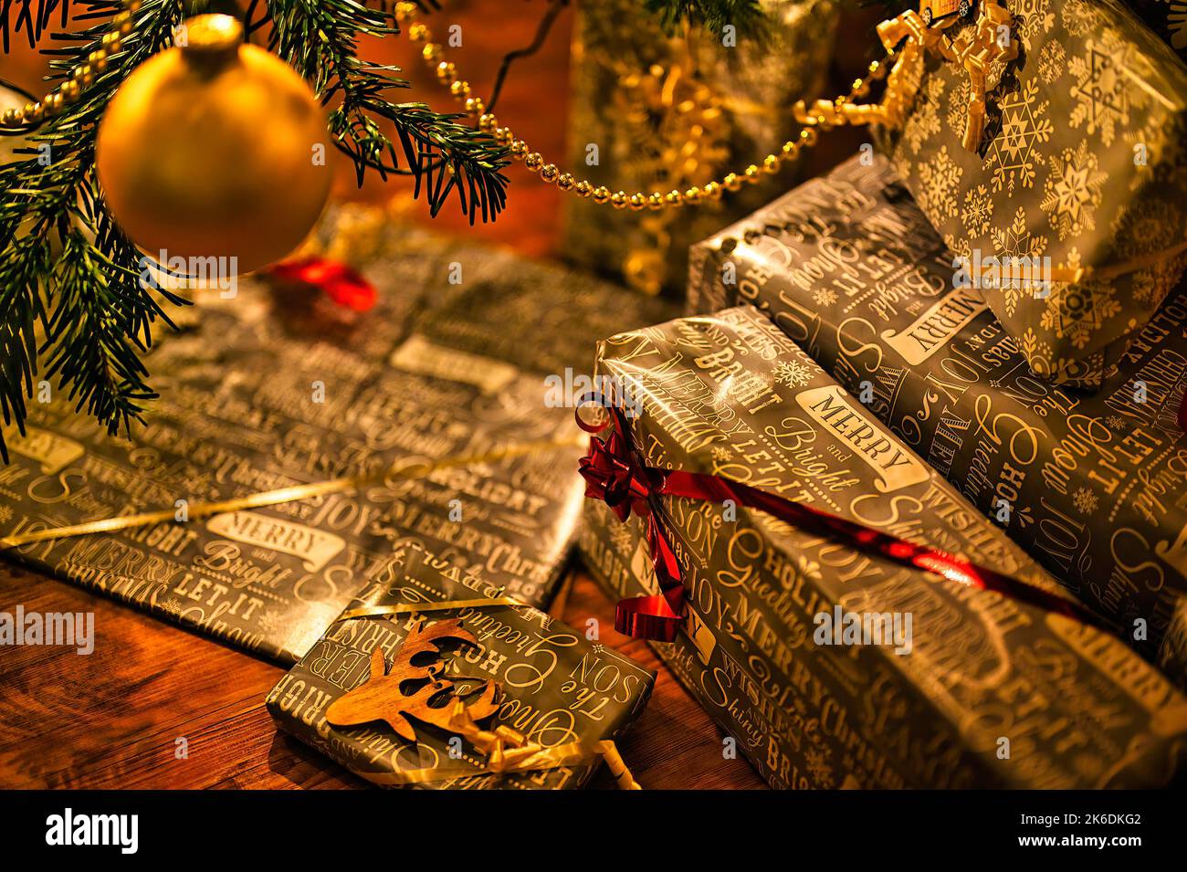 Scena natalizia con decorazioni e regali sotto un abete. Foto Stock