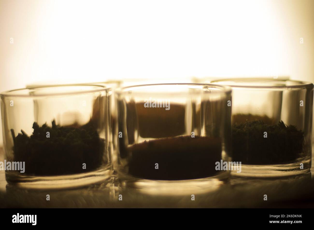 Spezie in bicchieri. Fotografia di seppia. Foto Stock