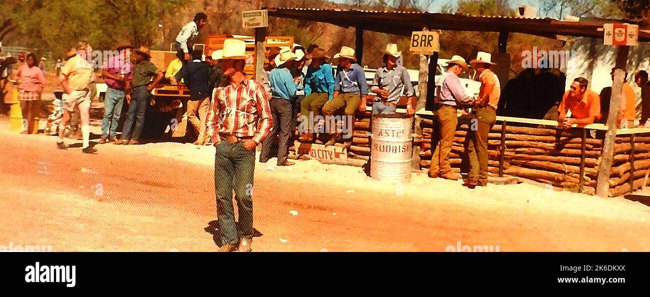 Una scena del 1972 che mostra il bar all'Alice Springs Rodeo, Australia Foto Stock