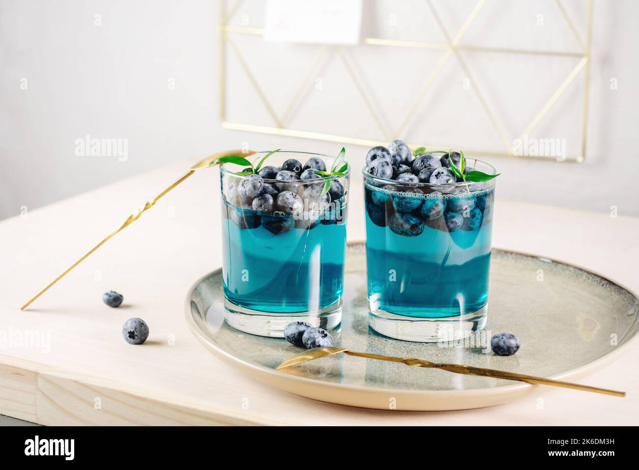 Dessert di gelatina di mirtillo in un bicchiere su un vassoio Foto Stock