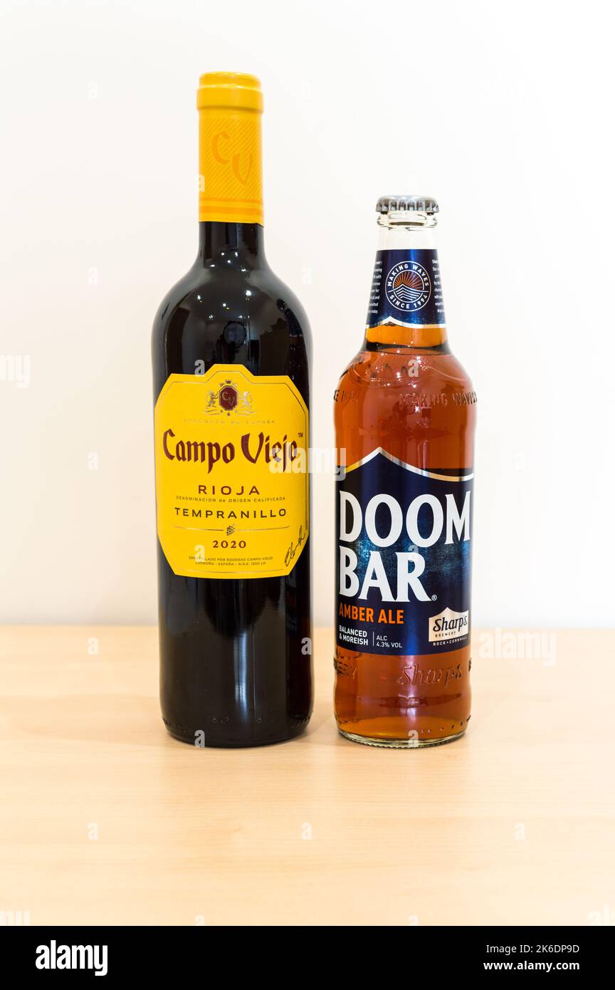 Una bottiglia di campo Viejo e la birra al bar Doom's. Foto Stock