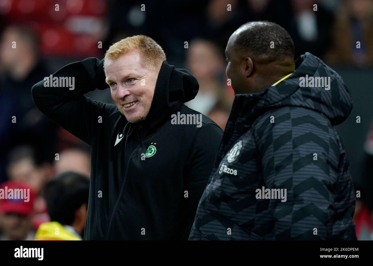 Manchester, Inghilterra, 12th ottobre 2022. Neil Lennon manager di Omonia Nicosia (l) durante la partita della UEFA Europa League a Old Trafford, Manchester. L'immagine di credito dovrebbe essere: Andrew Yates / Sportimage Foto Stock