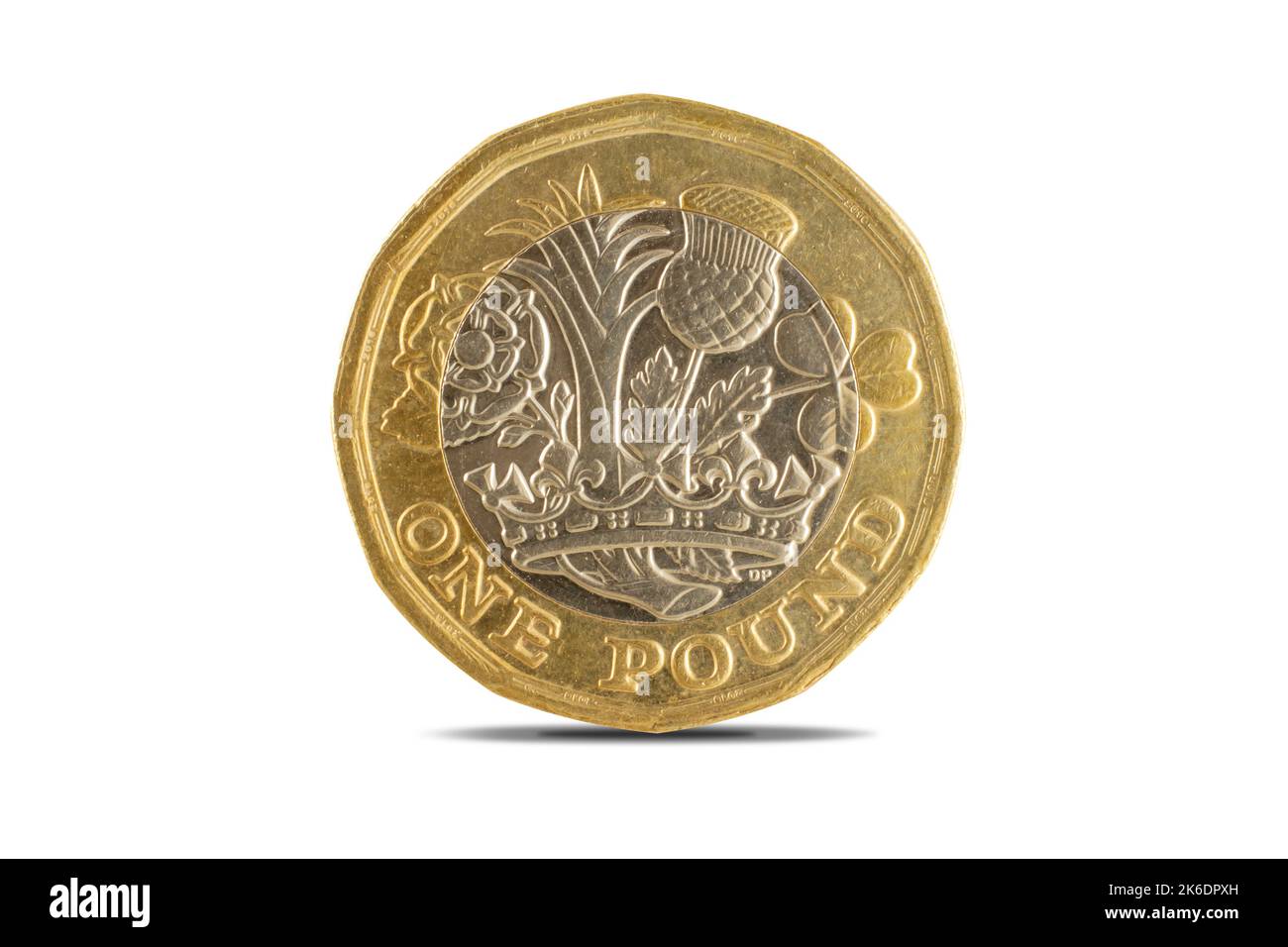 Un primo piano della moneta britannica da una libbra su uno sfondo bianco. Foto Stock