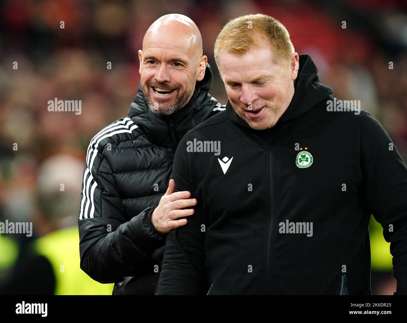 Erik ten Hag (a sinistra) e Neil Lennon, manager dell'Omonia, prima della partita e del gruppo UEFA Europa League a Old Trafford, Manchester. Data immagine: Giovedì 13 ottobre 2022. Foto Stock