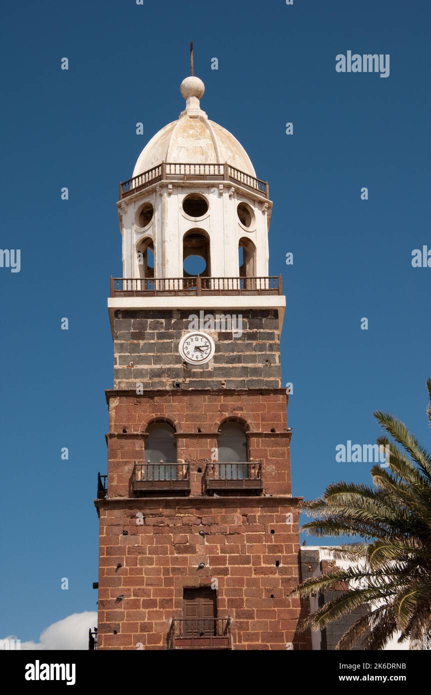 Campanile della Chiesa di nostra Signora di Guadalupa, Teguise, Lanzarote, Isole Canarie. Teguise fu la capitale di Lanzarote fino al 1852 ed è immersa Foto Stock