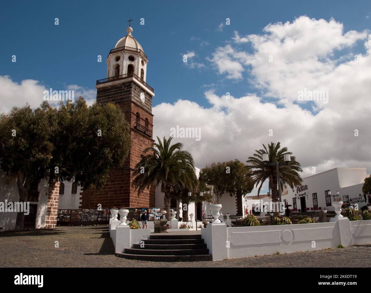 Campanile della Chiesa di nostra Signora di Guadalupa, Teguise, Lanzarote, Isole Canarie. Teguise fu la capitale di Lanzarote fino al 1852 ed è immersa Foto Stock