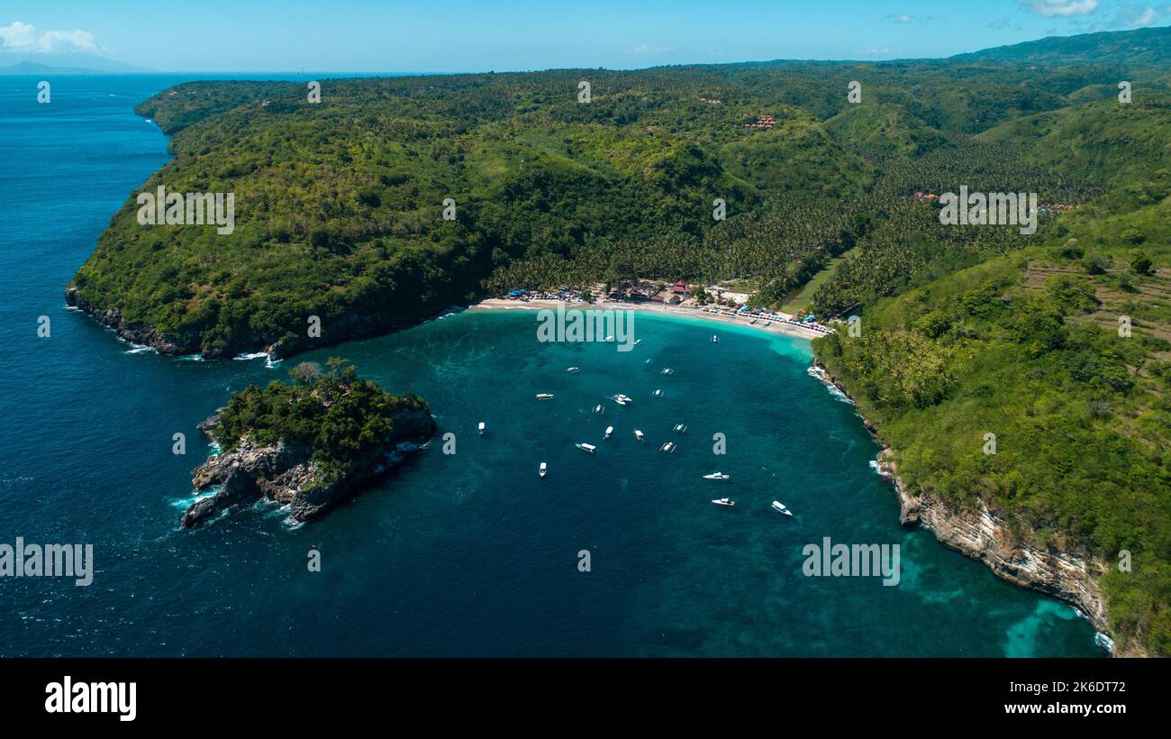 Vista aerea della laguna smeraldo sulla verde isola di montagna. Veduta aerea della baia rotonda e della spiaggia con mare turchese e sabbia bianca. Concetto di viaggio estivo. Foto Stock