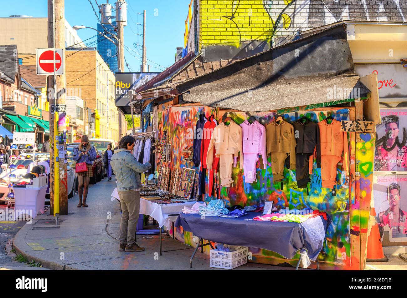 Una piccola impresa di vendita al dettaglio nell'angolo di Kensington Market. Foto Stock