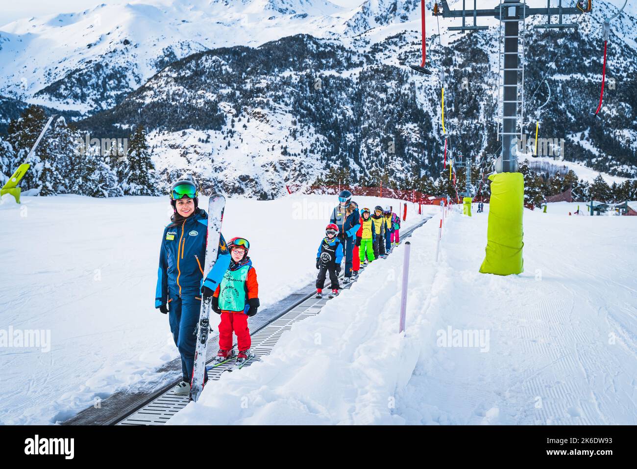 El Tarter, Andorra, gennaio 2020 Sci trainer con un gruppo di bambini che salgono sugli impianti di risalita. Scuola di sci. Vacanze invernali nei Pirenei Montagne Grandvalira Foto Stock