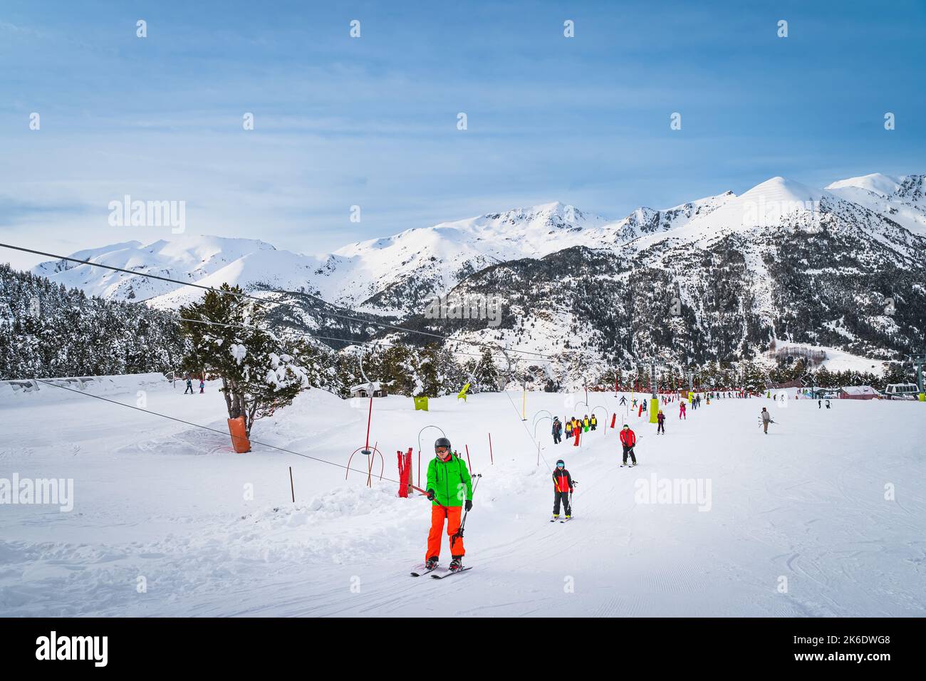 Persone, adulti e bambini, sciatori e snowboarder salgono sulla seggiovia. Vacanze invernali sugli sci ad Andorra, El Tarter, Pirenei, Grandvalira Foto Stock