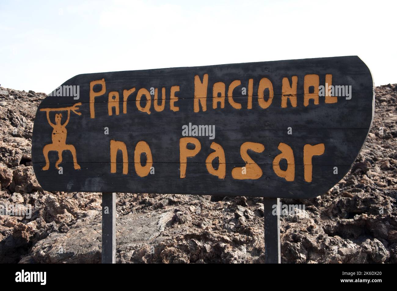 Cartello - 'Parco Nazionale - senza ingresso', Parco Nazionale di Timanfaya, Lanzarote, Isole Canarie. Diverse centinaia di cammelli sono conservati nella zona di Timanfaya e utilizzati Foto Stock