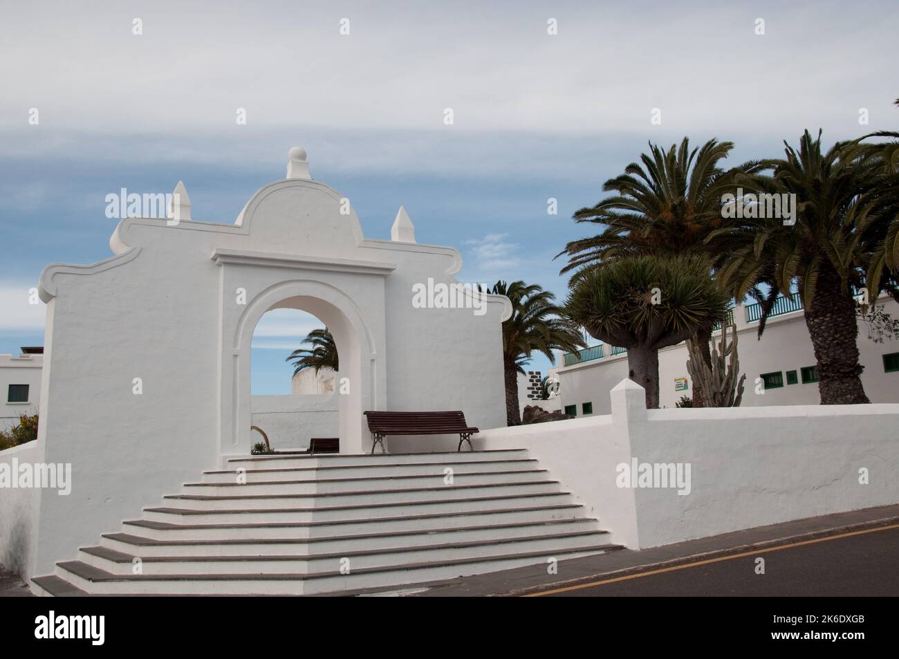 Plaza General Franco, Teguise, Lanzarote, Isole Canarie. Teguise è stata la capitale di Lanzarote fino al 1852 ed è immersa nella storia. Foto Stock