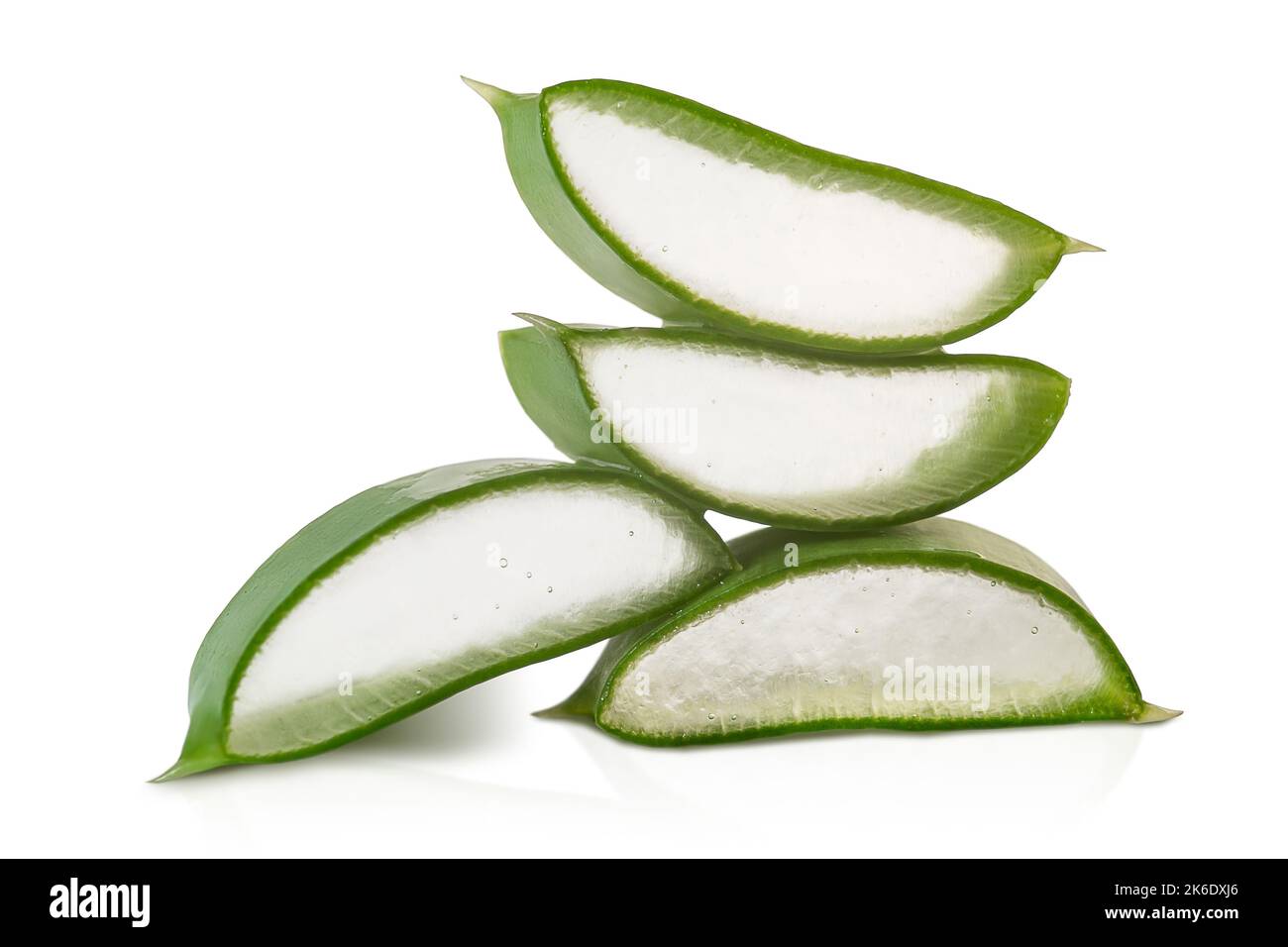 aloe vera fette fresche e foglie isolate su fondo bianco Foto Stock