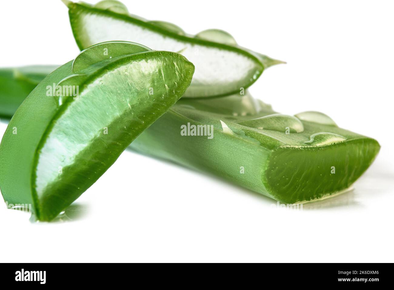 aloe vera fette fresche e foglie isolate su fondo bianco Foto Stock