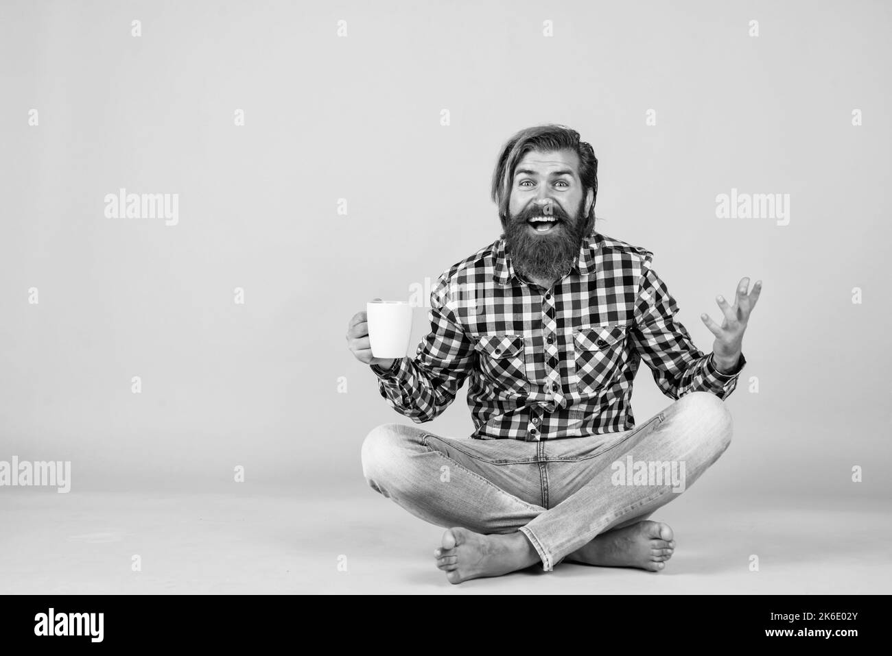 mi piace questo. buongiorno a te. bevanda calda energica. serve un po' di caffè per ispirarti. inizio perfetto della giornata. uomo bearded sorpreso che beve Foto Stock mi piace questo. buongiorno a te. bevanda calda energica. serve un po' di caffè per ispirarti. inizio perfetto della giornata. uomo bearded sorpreso che beve Foto Stock
